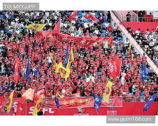 球迷在看台上表白成功，现场掌声雷动